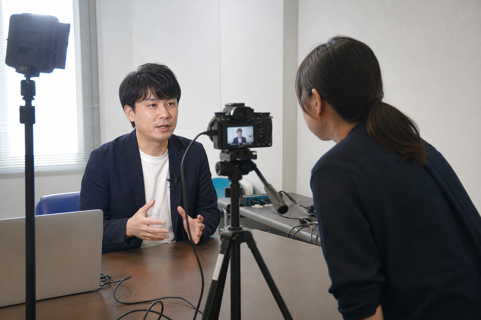 日本人担当者がYouTube動画を人の手で収録している様子